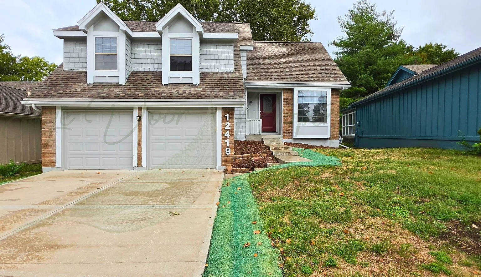 Elegantly Updated Home In Lenexa — Photo 1