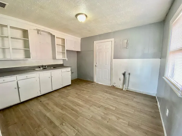 106 Vernon Ave — Photo 4