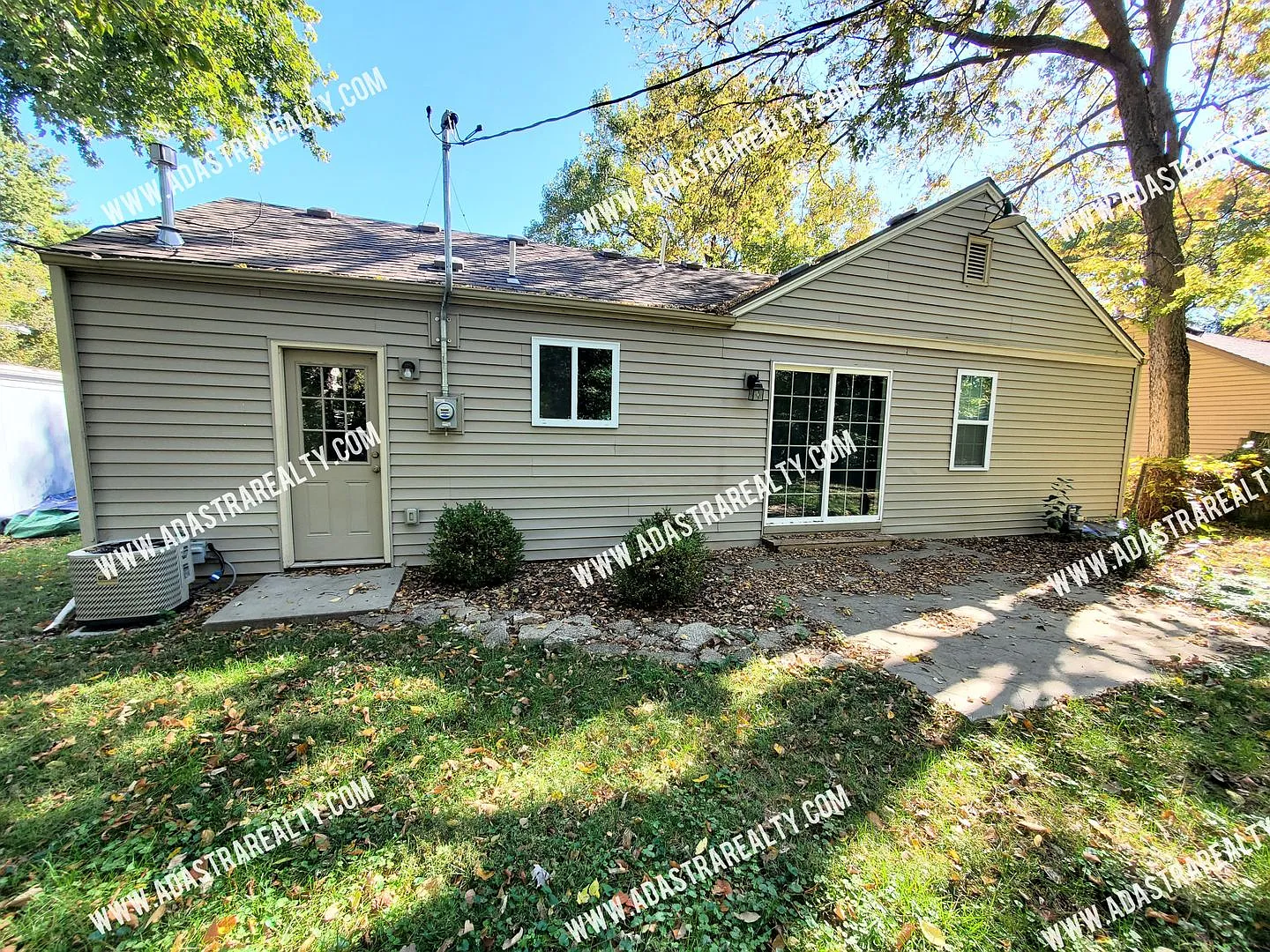 Beautiful Home in Mission, KS-Available NOW — Photo 4