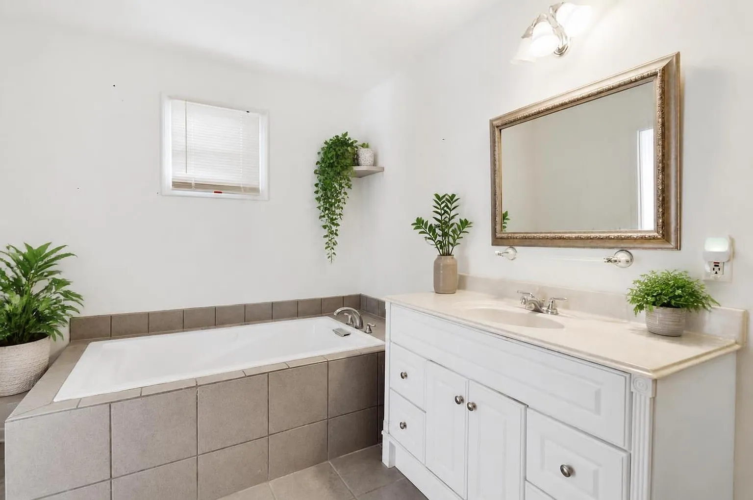 4 bed, 2427 sqft, $1,950 — Photo 4