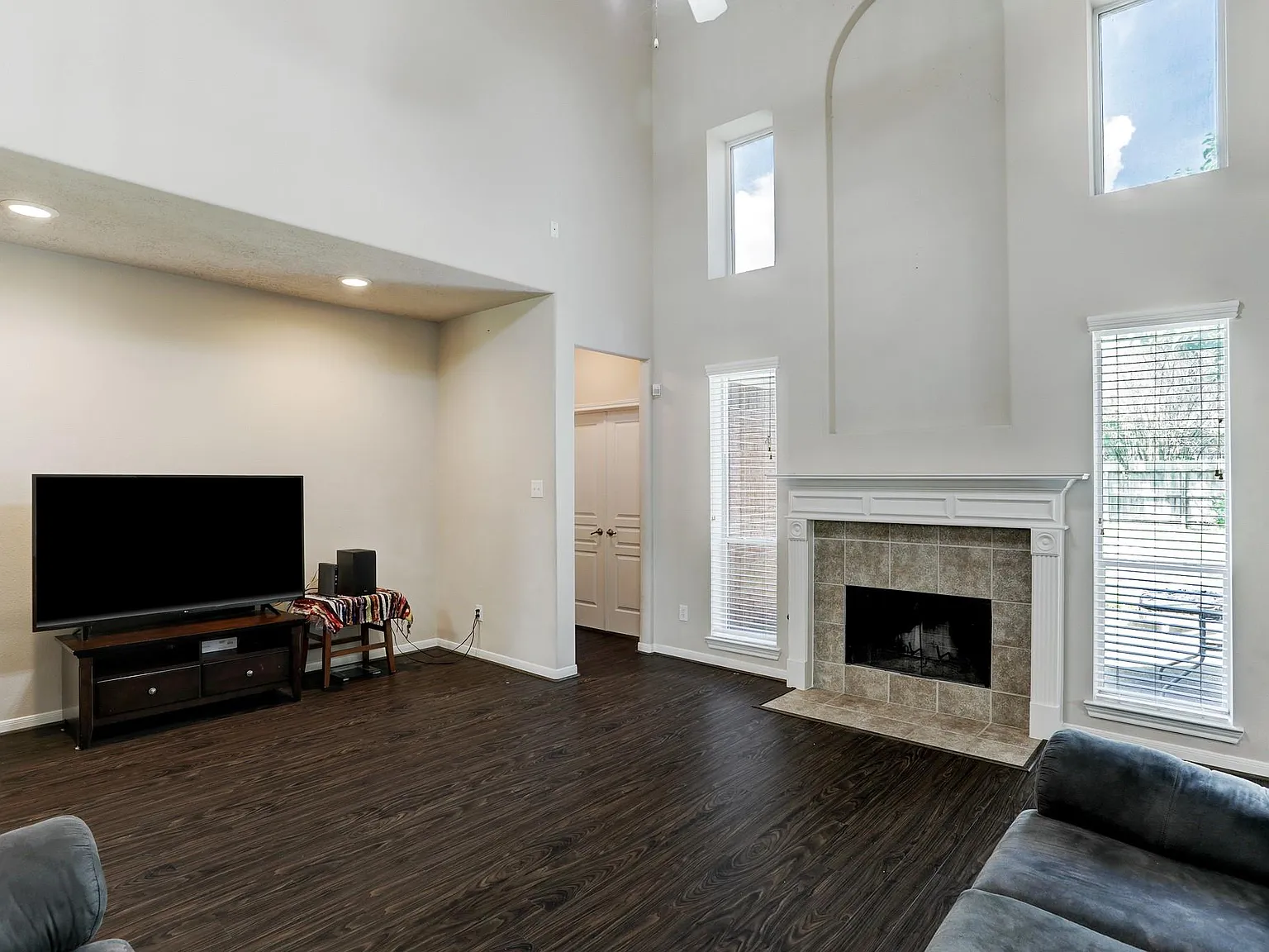 4 bed, 3.5 bath, 3441 sqft, $3,200 — Photo 3