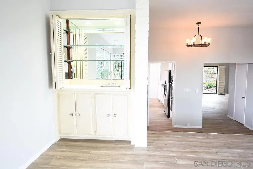3 bed, 2.0 bath, 2374 sqft, $6,195 — Photo 4