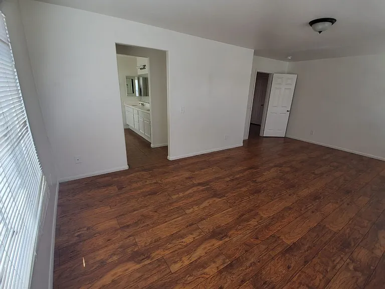 453 Cornwall Gln — Photo 9