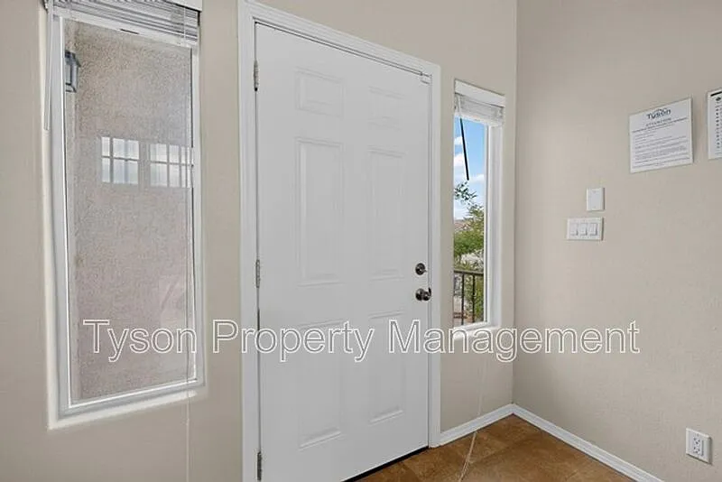 3 bed, 2.5 bath, 1674 sqft, $2,200 — Photo 3