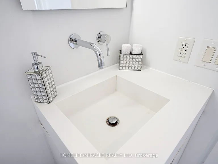 25 Oxley St #701 — Photo 39