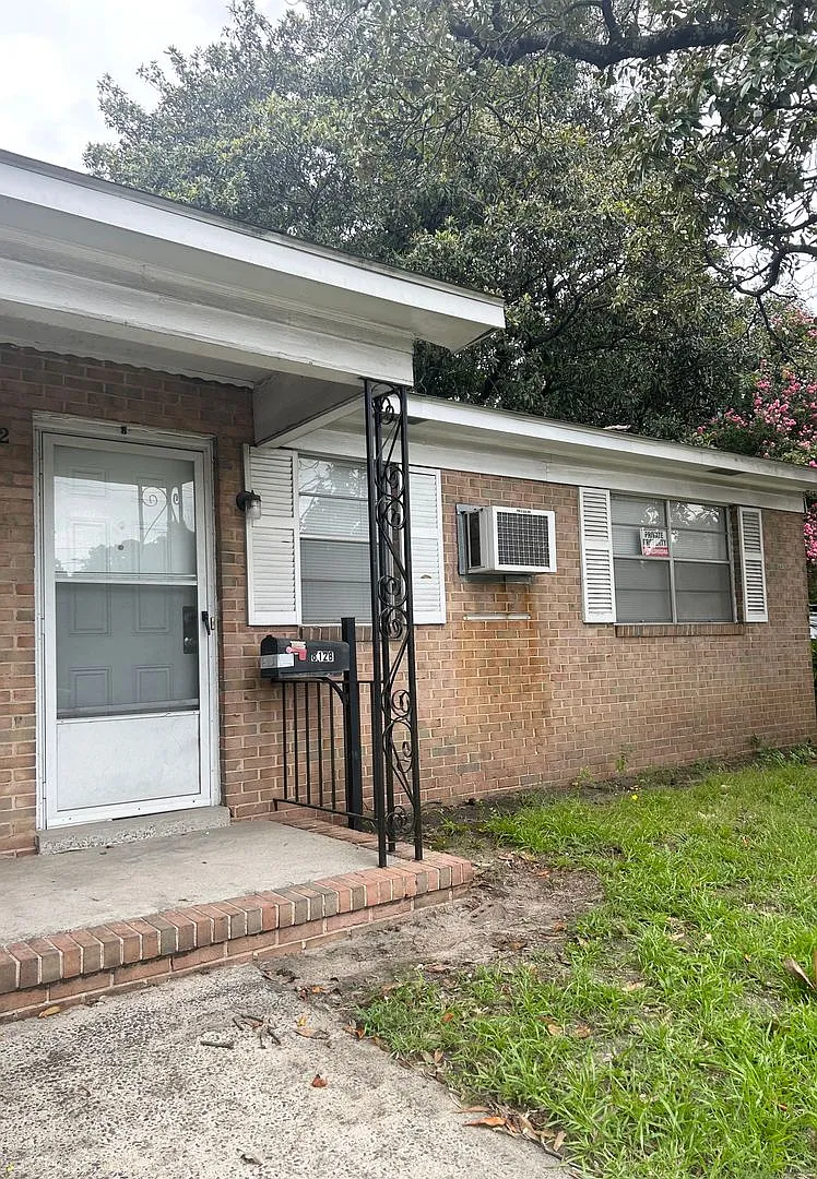 2 Bedroom Duplex Close to Downtown Durham — Photo 2
