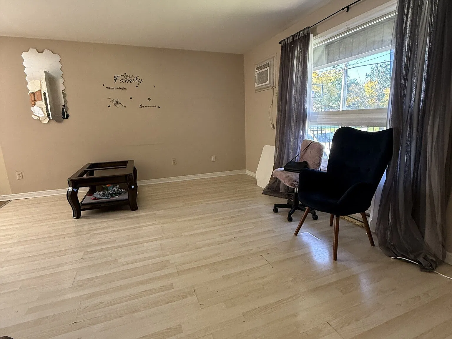 3 Bdrm 1.5 Bath Townhouse For Rent $900+Hydro — Photo 3