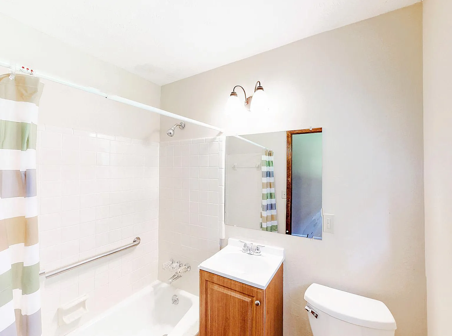 4 bed, 2.0 bath, 1672 sqft, $758 — Photo 3