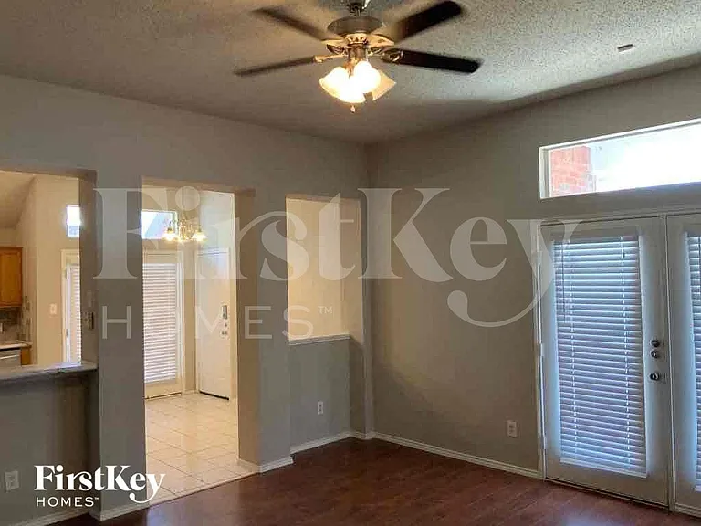 1933 Cochran Dr — Photo 6