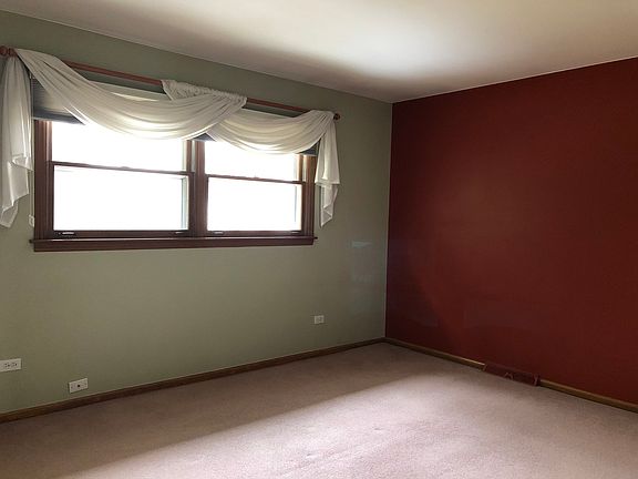 5th image of 18W130 Claremont Dr
