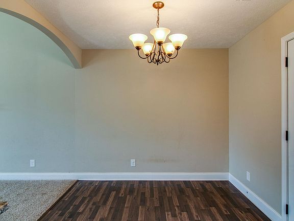 4th image of 550 Falkland Cir