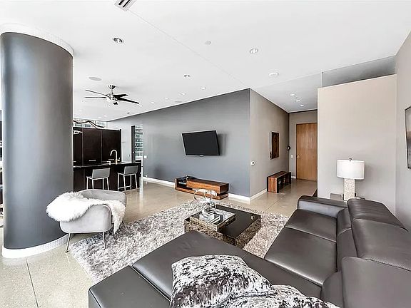 4th image of 2430 Victory Park Ln APT 1802