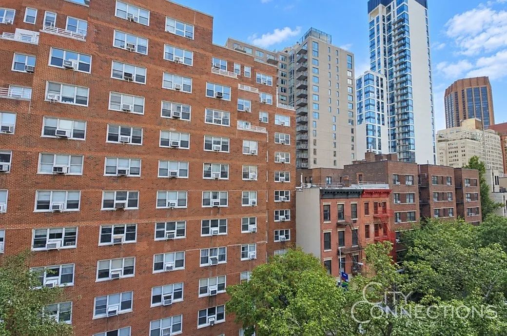 245 East 35th Street — Photo 2