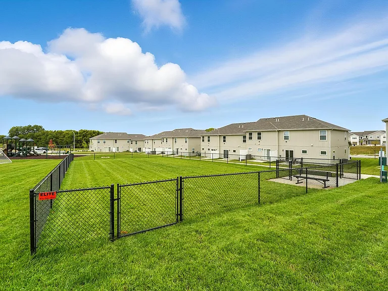 Barry West Townhomes — Photo 33