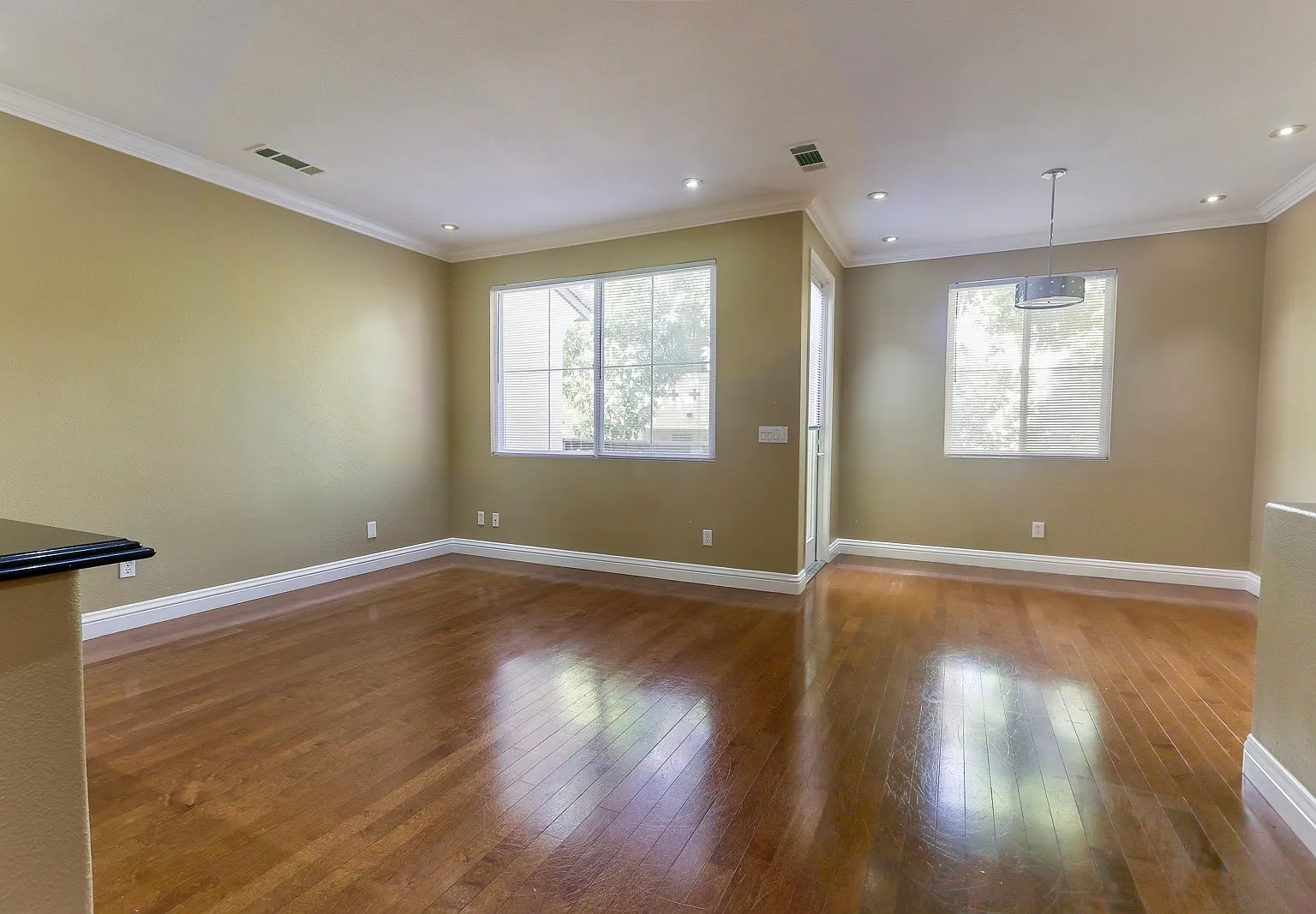 3 bed, 1044 sqft, $3,500 — Photo 4