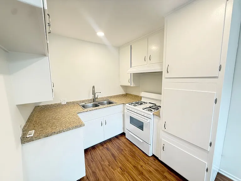 919 E Acacia Ave — Photo 4
