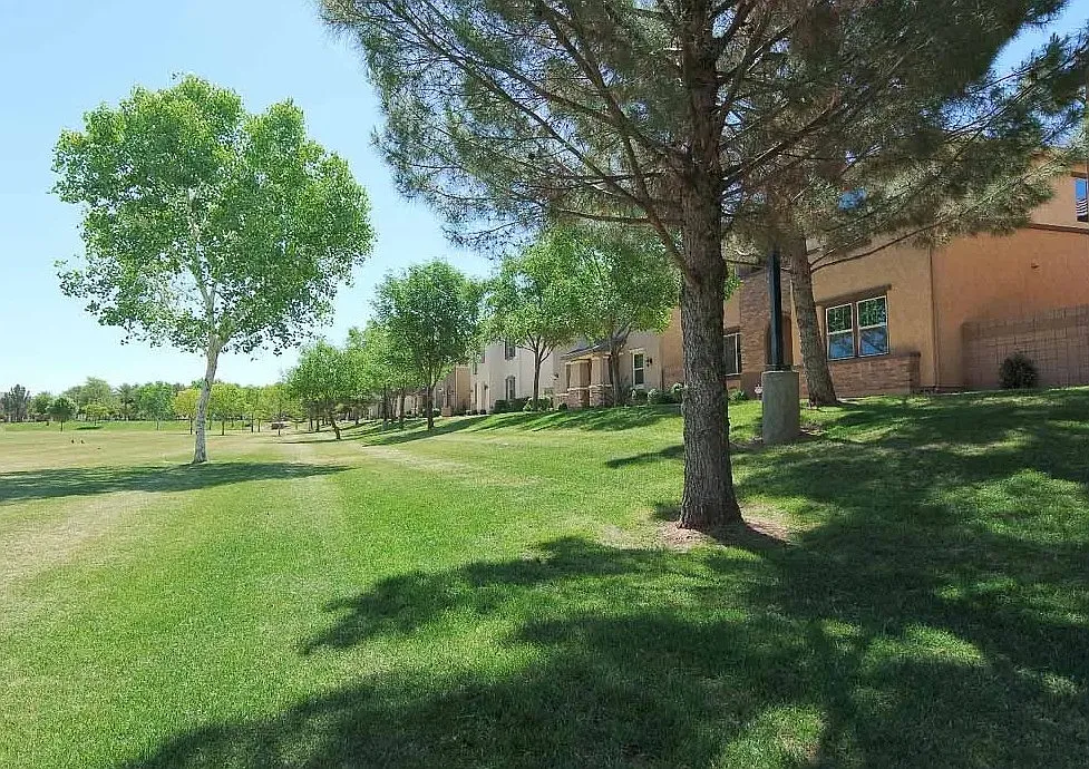 4 bed, 2.5 bath, 2467 sqft, $975 — Photo 3