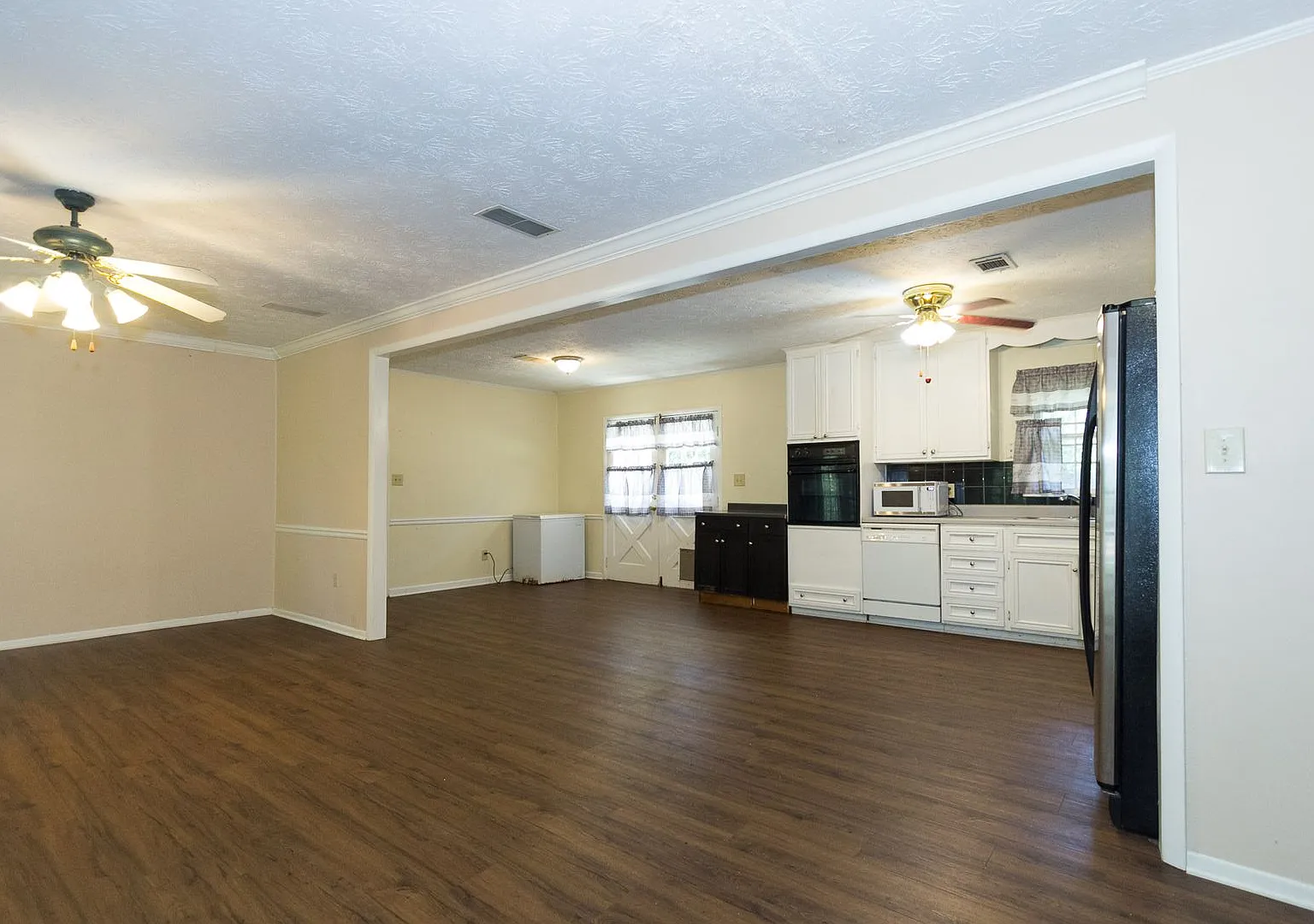 Available Now! - 3 Bedroom 2 Bathroom Open Floorplan — Photo 4