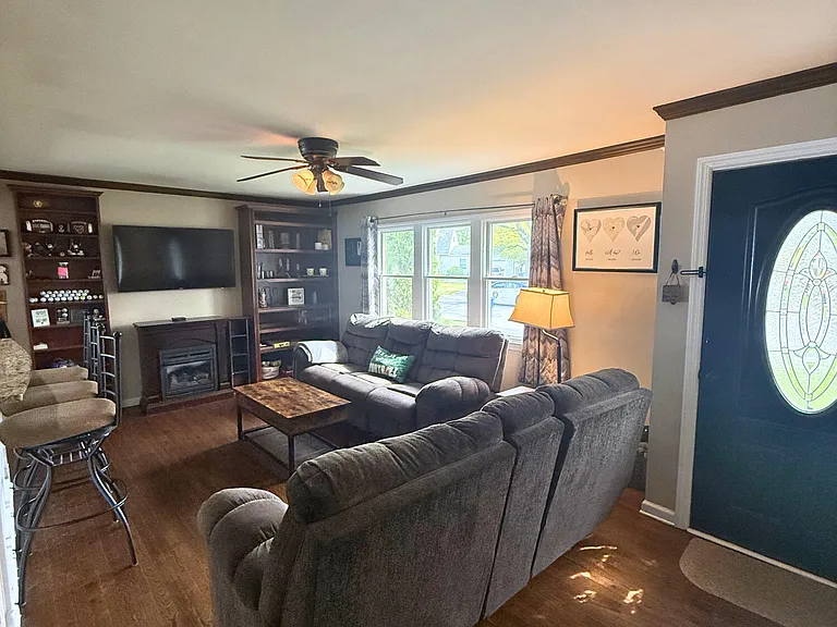 878 Salem Dr — Photo 6