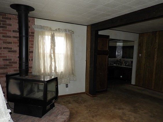 2nd image of 703 Main St W
