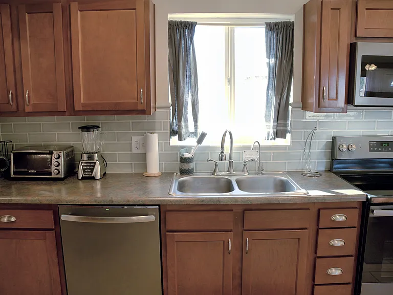 Blender, toaster oven, filtered water on tap, food disposal, dishwasher