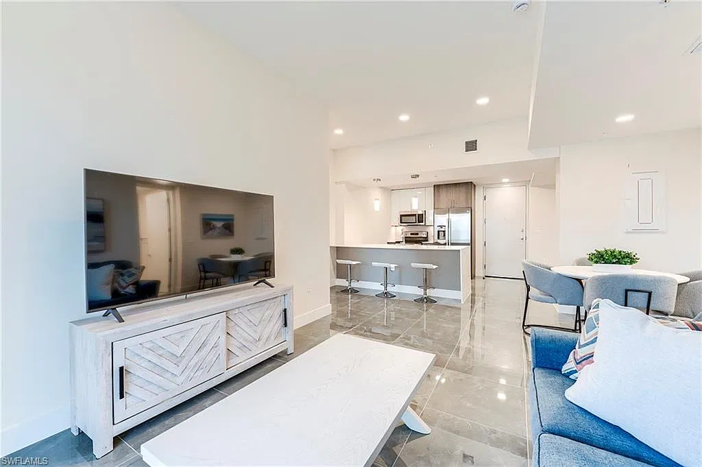 2 bed, 2.0 bath, 986 sqft, $2,400 — Photo 2