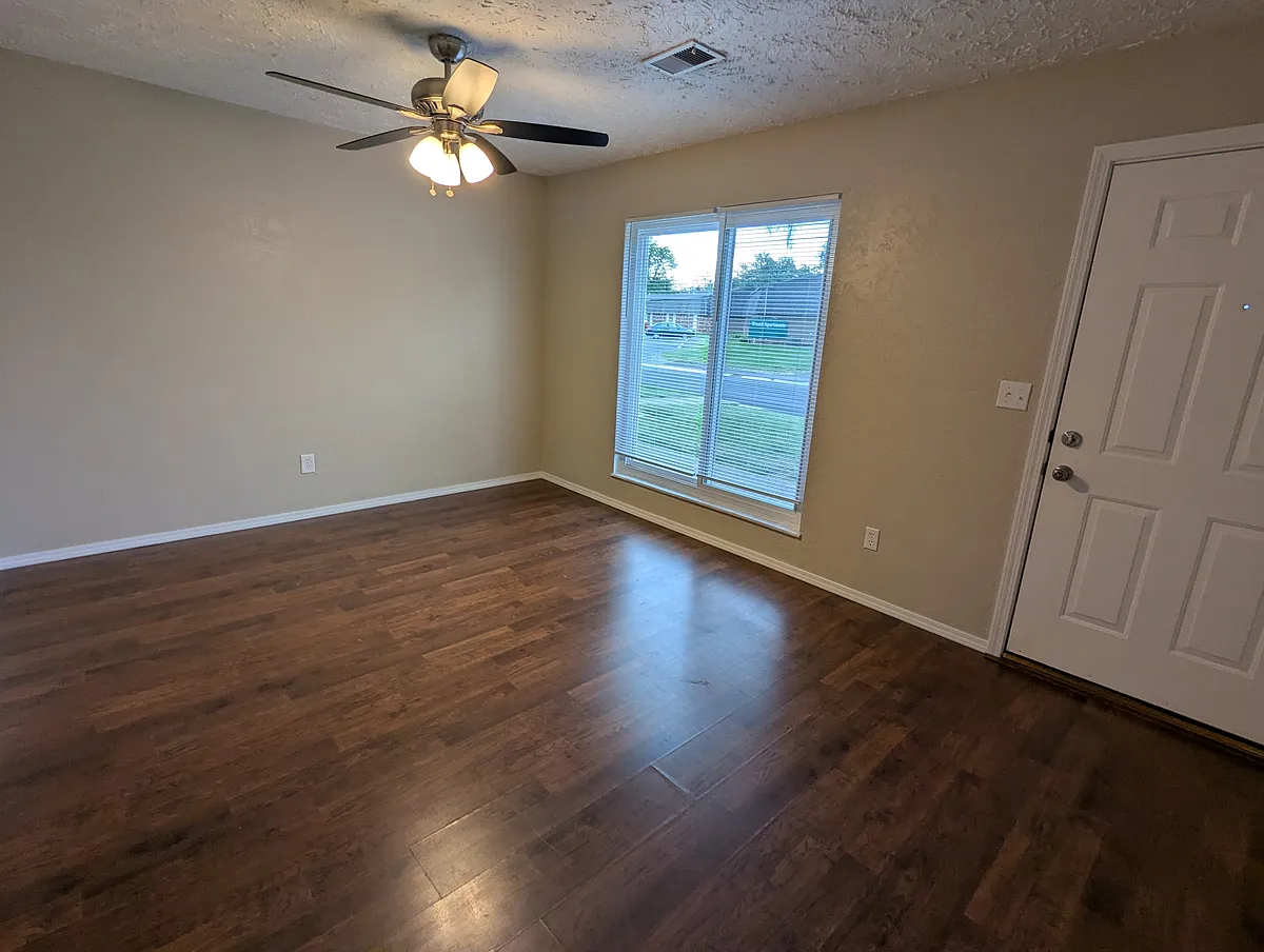 Building Photo - 702 White Oak Dr #1