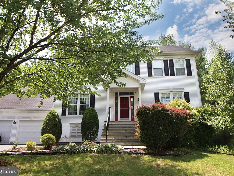 15 Kentsdale Dr — Photo 1