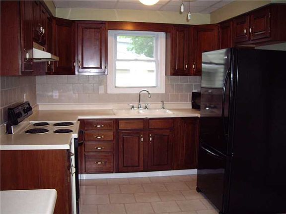 3rd image of 1065 Arch St