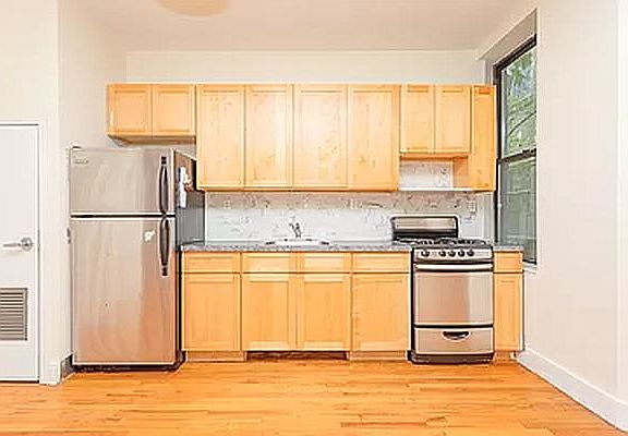 2nd image of 654 Park Pl APT 3