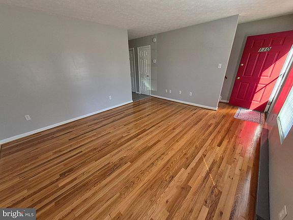 3rd image of 110 Warren Cir