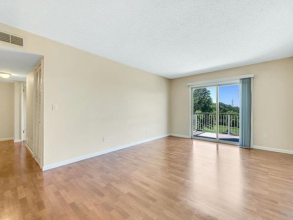 5th image of 1425 Willow Brook Cv APT 10