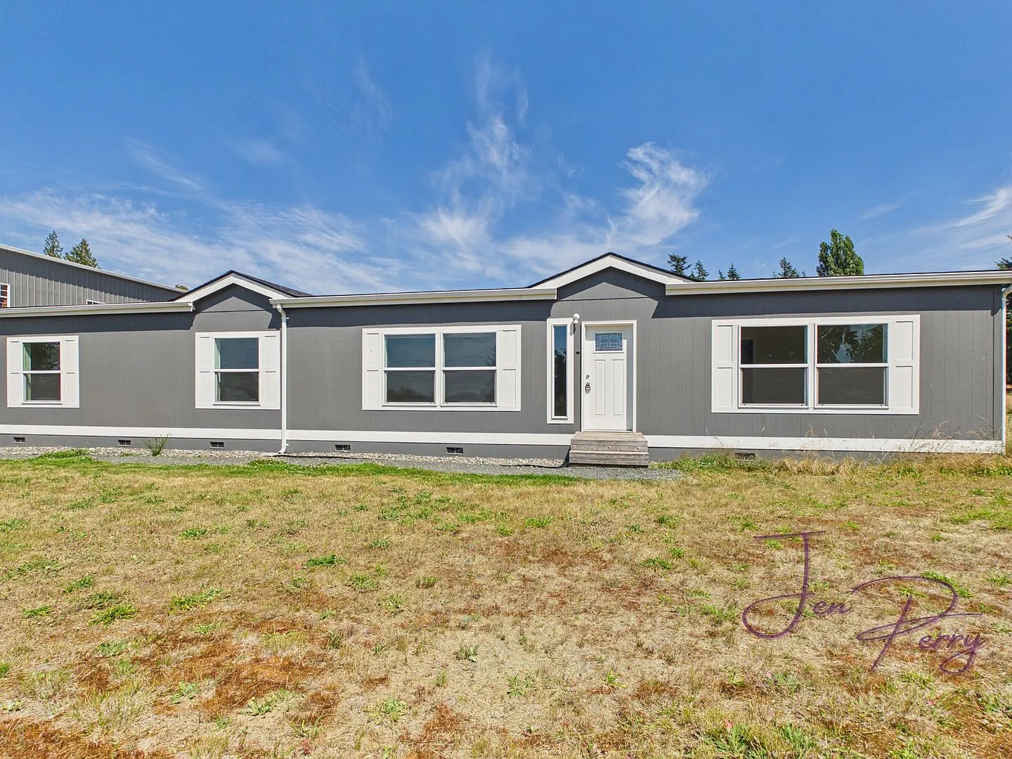 Large Spacious 5 Bedroom House with Fenced Yard — Photo 3