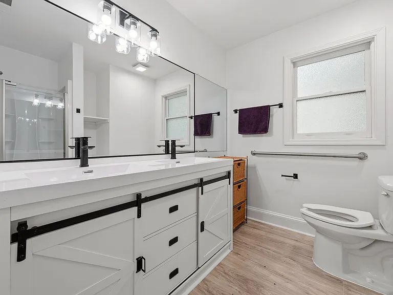 215 N Columbia St — Photo 15