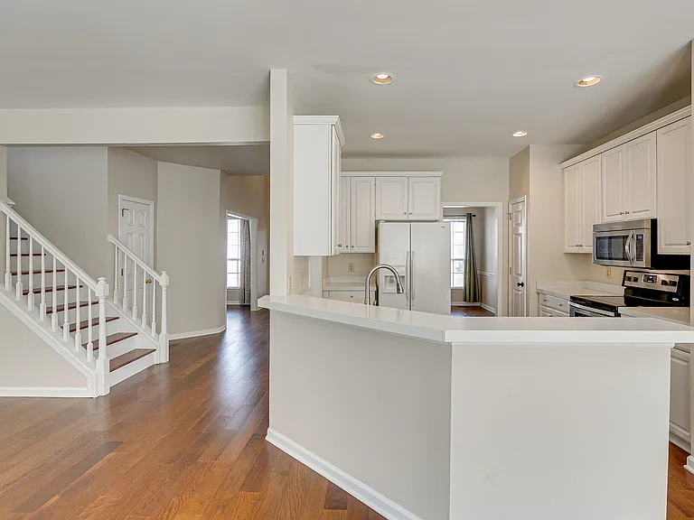 307 Devonshire Dr — Photo 8