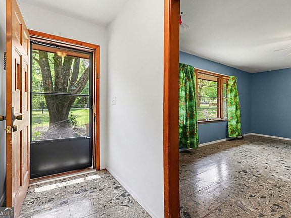 5th image of 7019 Lakeview Ln
