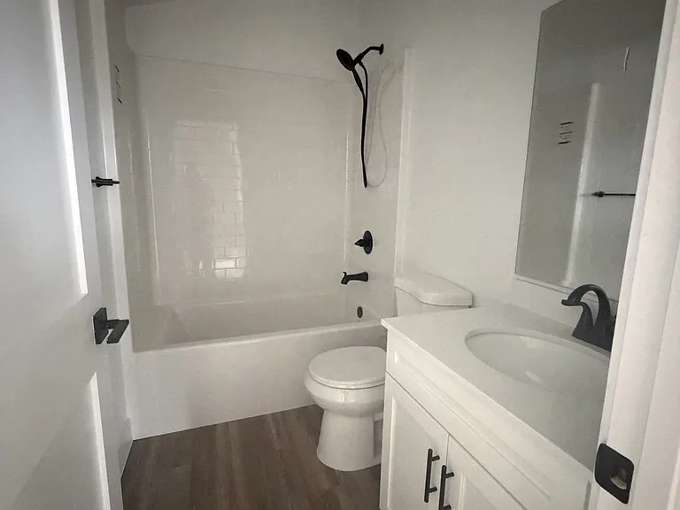 220 E 11th St #A — Photo 5
