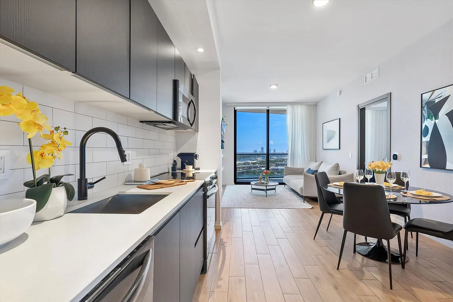 2 bed, 2.0 bath, 1194 sqft, $6,223 — Photo 4
