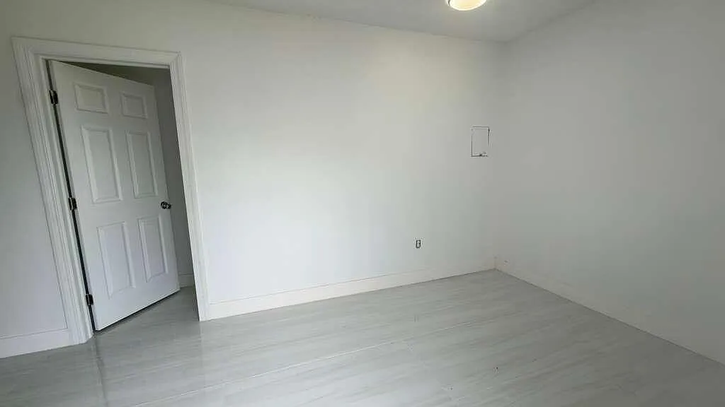 2 bed, 1.0 bath, 938 sqft, $1,900 — Photo 3
