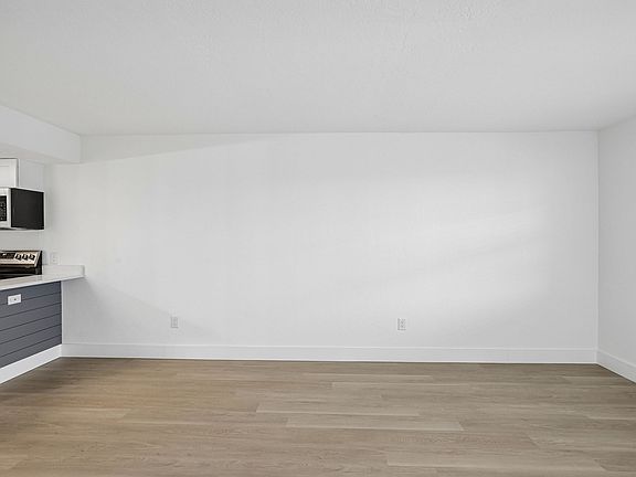 3rd image of 16731 McGregor Blvd #204