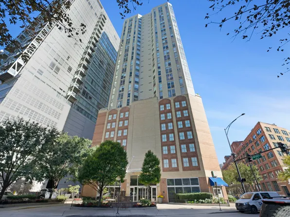 645 N Kingsbury St APT 2206, Chicago, IL 60654