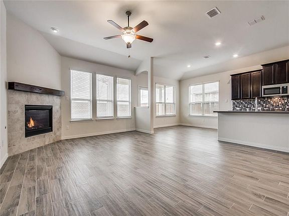 3rd image of 4544 Longfellow Ave