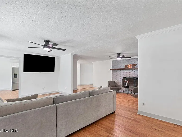 109 Grampian Way — Photo 7