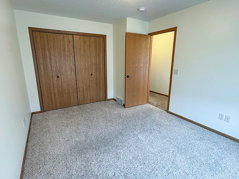 1012 W Shorewood Dr — Photo 15