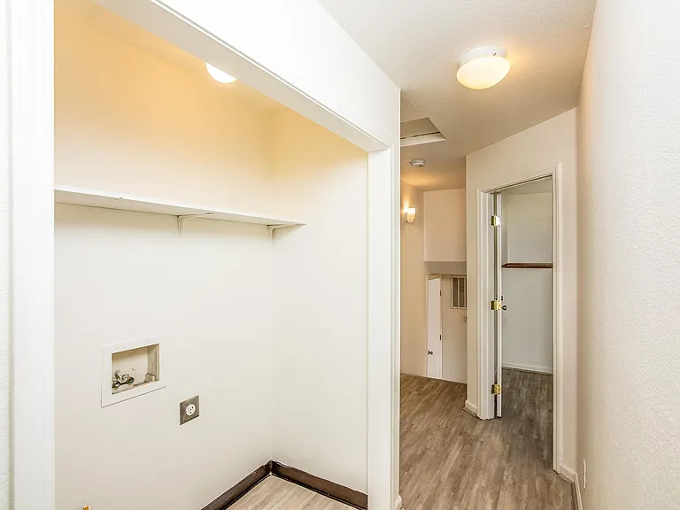 Washer/dryer hookup (2nd floor)