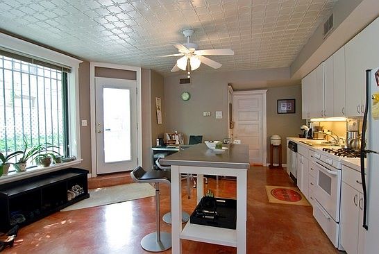 3rd image of 2040 N Hoyne Avenue G #G