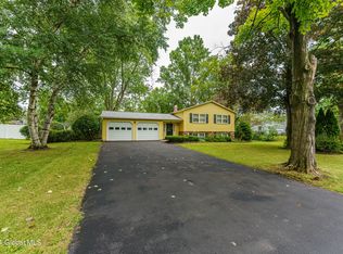838 Huntingdon Dr, Niskayuna, NY 12309