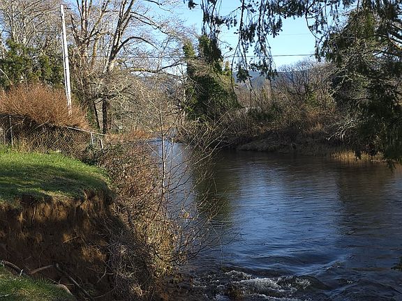 3rd image of 906 N River Bend Rd