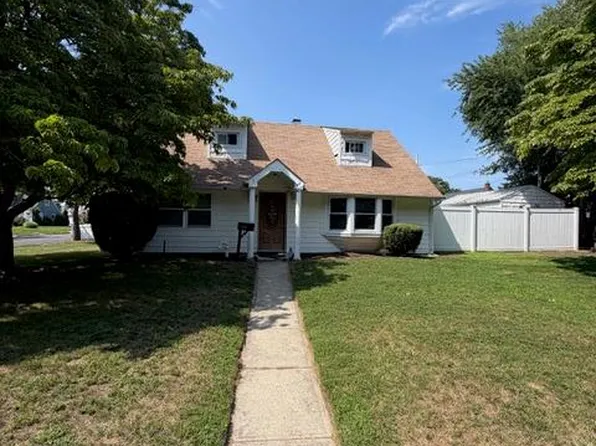 3173 Roxbury Ln, Levittown, NY 11756