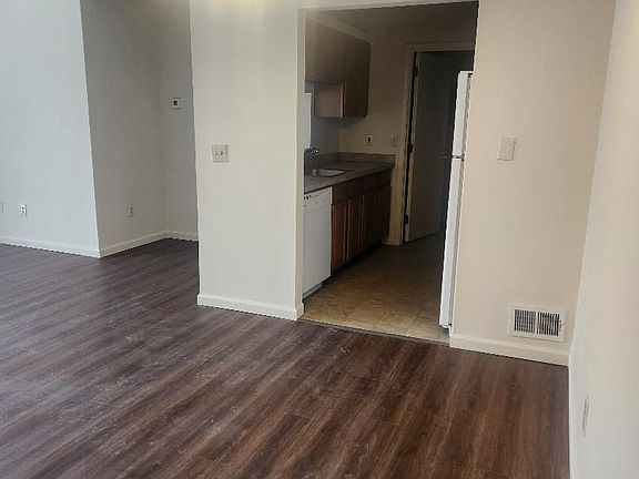 4th image of 28 Sussex Pl #28